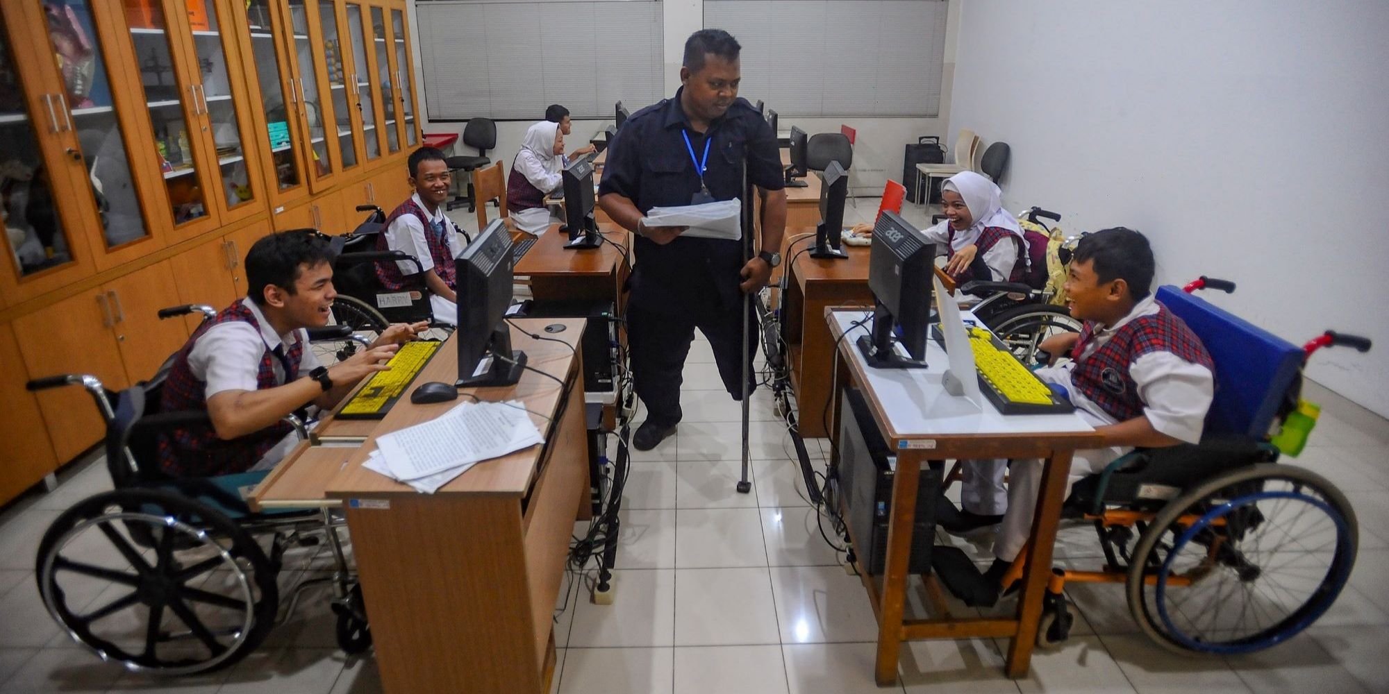 FOTO: Hari Disabilitas Internasional, Semangat Guru Difabel Mengajar di Tengah Keterbatasan