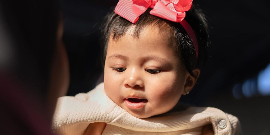 5 Potret Baby Lily, Putri Raffi Ahmad dan Nagita Slavina Tampil Stylish Menggemaskan Pakai Pita Besar di Kepala