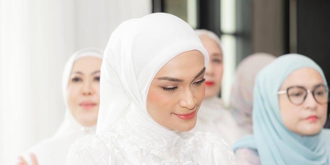 5 Potret Putri Zulhas Gelar Pengajian di Rumah, Hari Pernikahan Semakin Dekat?