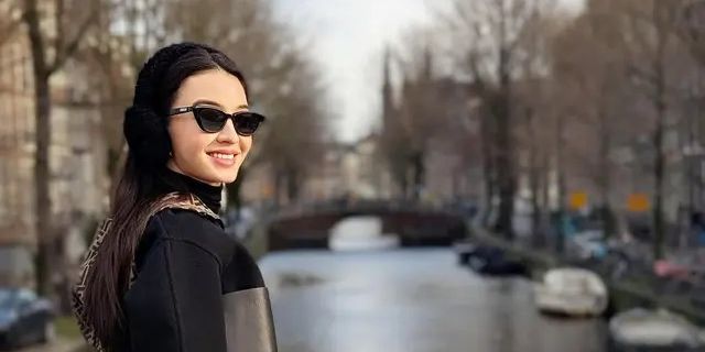 Cantik Elegan, Penampilan Modis Raline Shah saat Liburan di Amsterdam Belanda dengan Outfit Monokrom