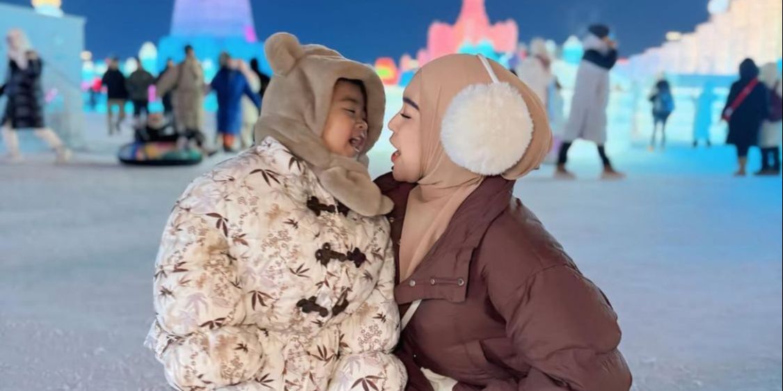 7 Potret Bahagia Ria Ricis dan Moana Liburan Akhir Tahun di Harbin China saat Cuaca Ekstrem -15 C, Outfit Musim Dinginya Curi Perhatian