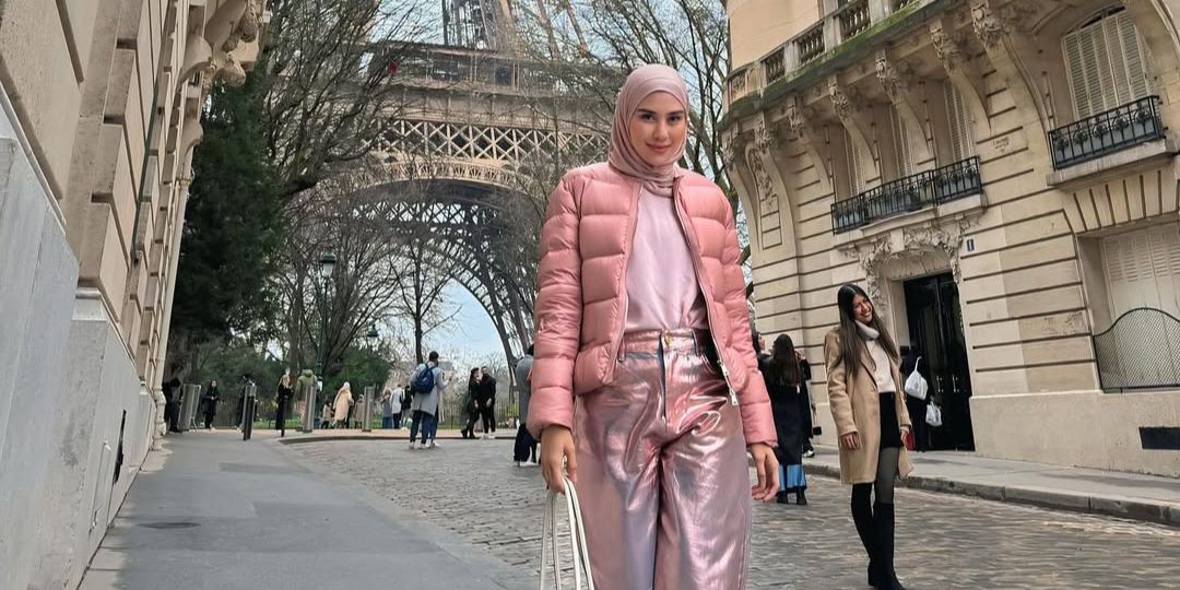 Cantik dan Modis, 5 Potret Syahnaz Sadiqah Liburan ke Paris Pakai Outfit Musim Dingin Serba Pink