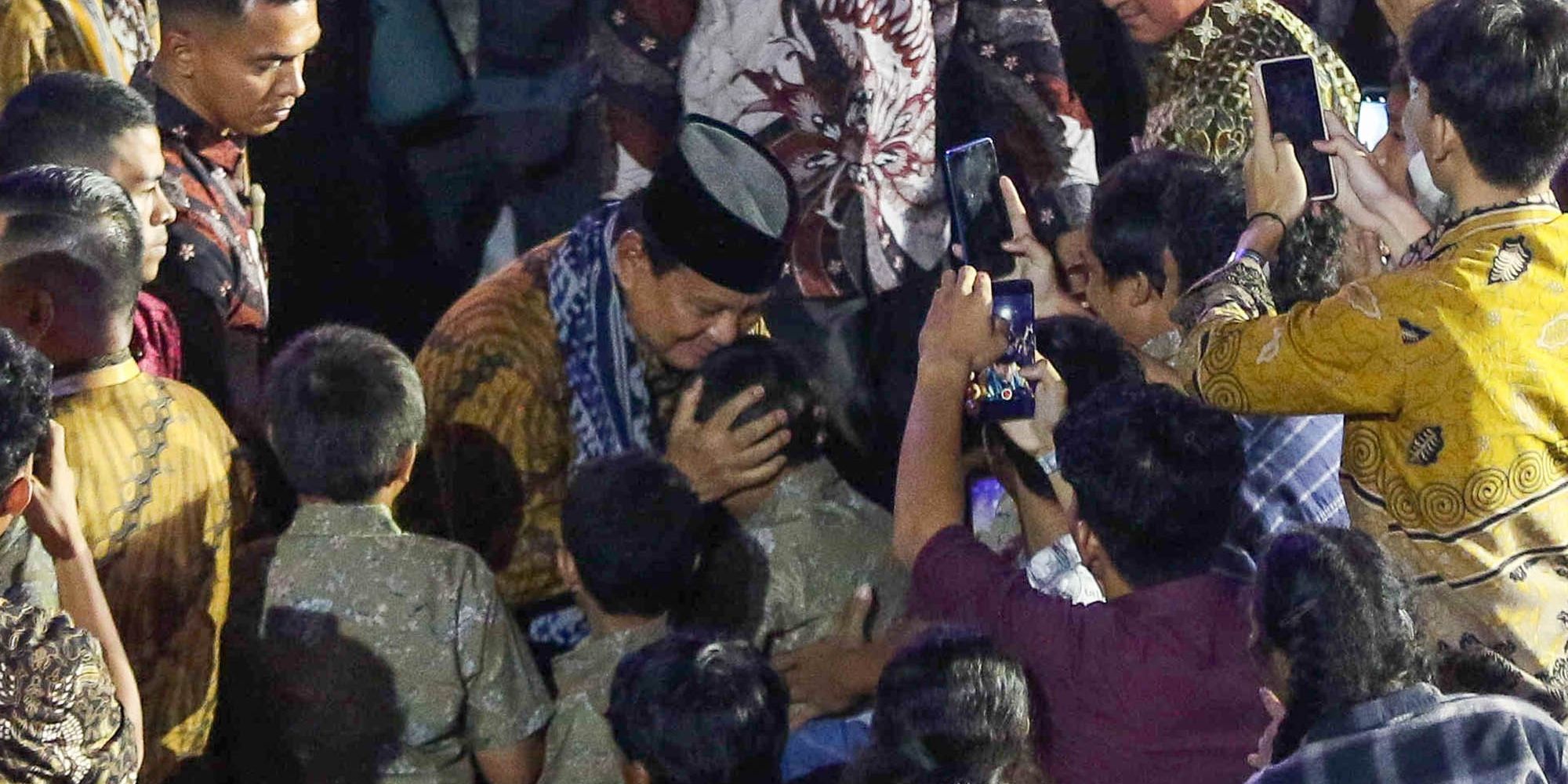 VIDEO: Momen Haru Anak-Anak Lewotobi Nangis, Prabowo Naik Panggung Beri Hadiah Natal