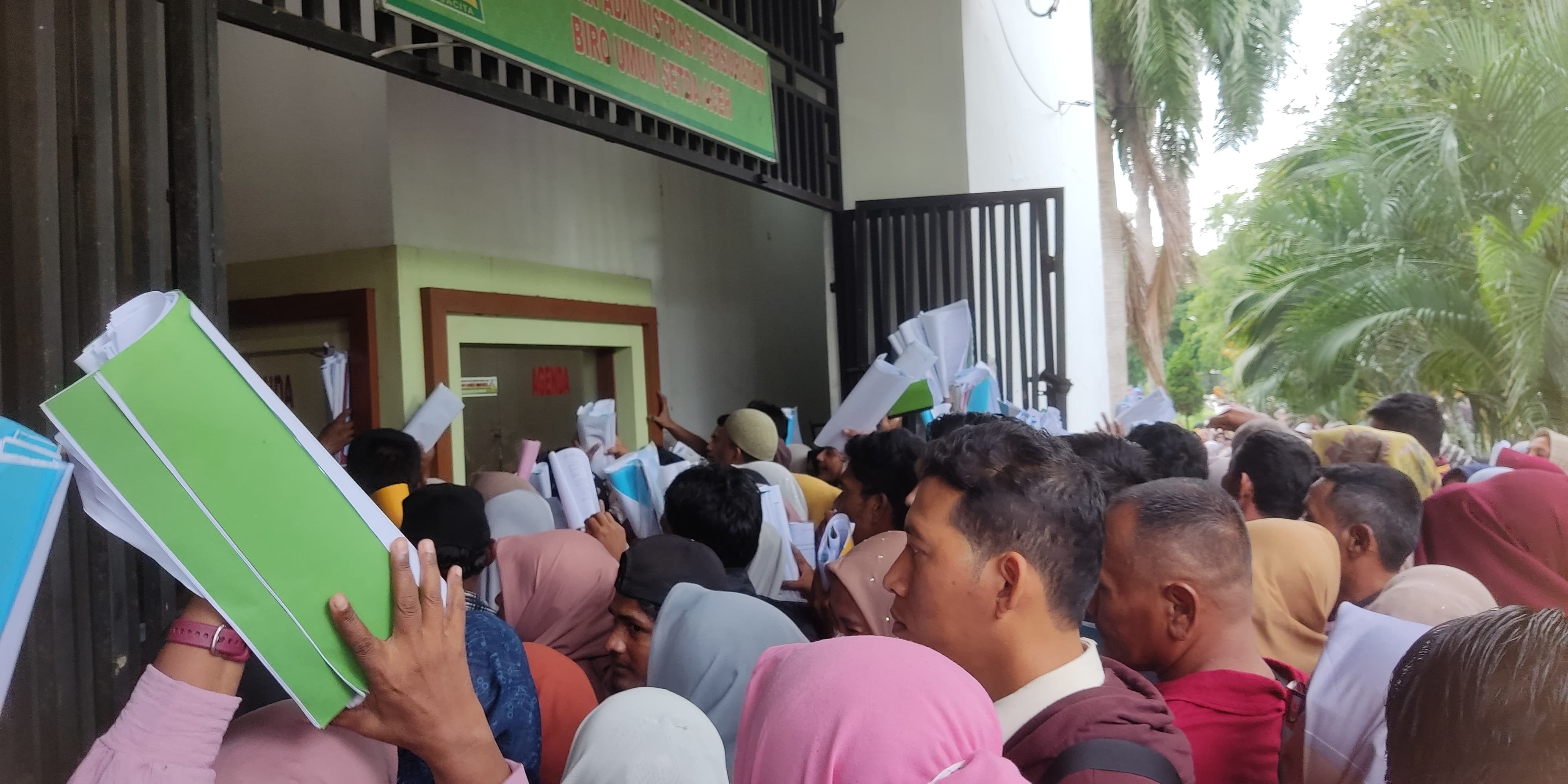 Warga Ramai-Ramai 'Geruduk' Kantor Gubernur Aceh karena Isu Pembagian Bantuan Ternyata Hoaks