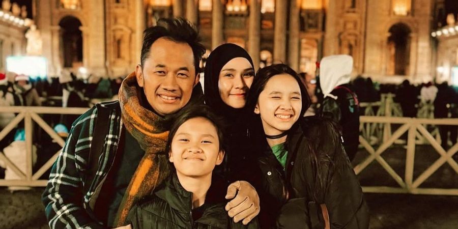 Potret Hanung Bramantyo Boyong Keluarga Liburan ke Italia, Kunjungi Colosseum Hingga Salat Jumat di Kota Katolik Roma