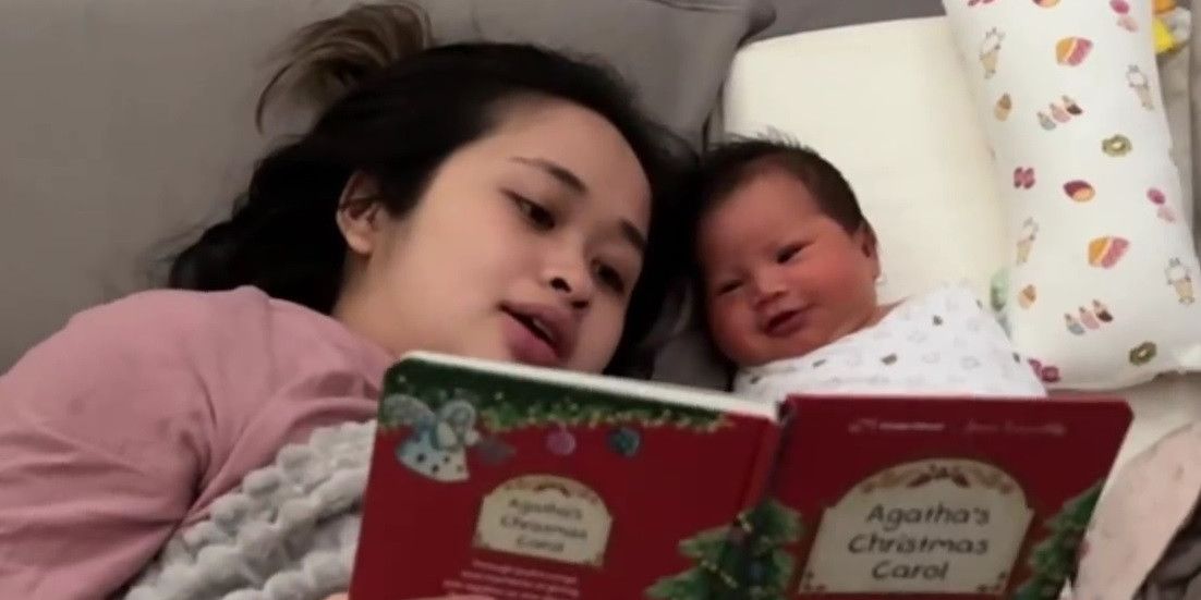 Ekspresi Lucu Menggemaskan Baby Agatha Anak Gritte saat Dibacakan Buku