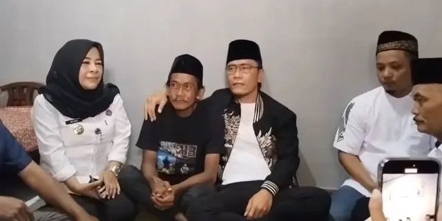 Potret Gus Miftah Minta Maaf Langsung ke Sonhaji, Penjual Es Teh yang Sempat Viral: Sebut Niatnya Cuma Guyon