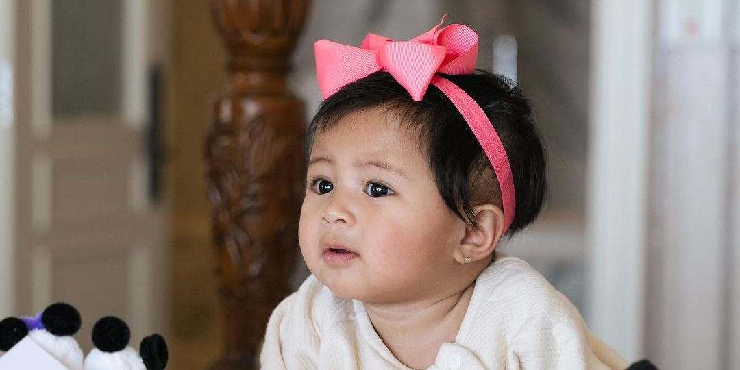 Potret Gemas Lily Pakai Bando Pink di Atas Kasur Mewah, Ada Foto Bareng Rafathar dan Rayyanza Cipung