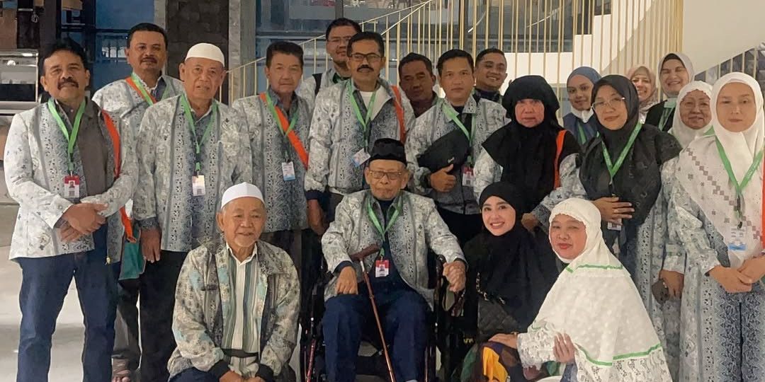 Dewi Perssik Boyong Keluarga Besar Umrah Bareng ke Tanah Suci, Akui Bakal Doa Minta Jodoh