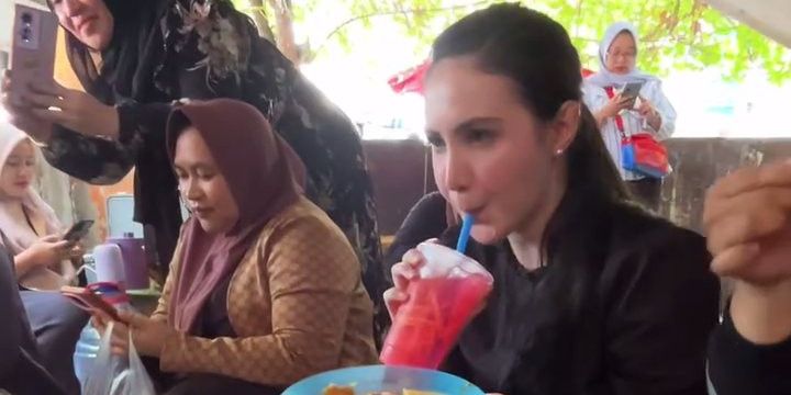 7 Momen Arumi Bachsin Antre Sambil Jongkok saat Beli Rujak Madura Viral di Pasar Kapasan Surabaya