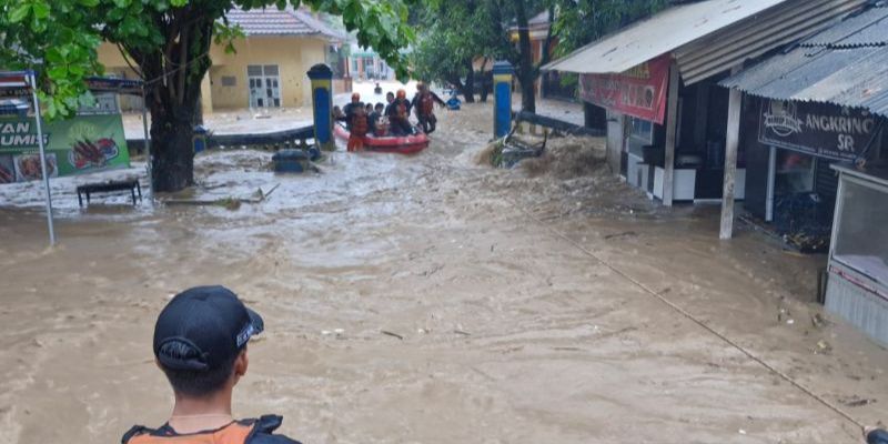 Aksi Dramatis SAR Selamatkan Puluhan Warga Terjebak Banjir Bandang Setinggi 1,5 Meter