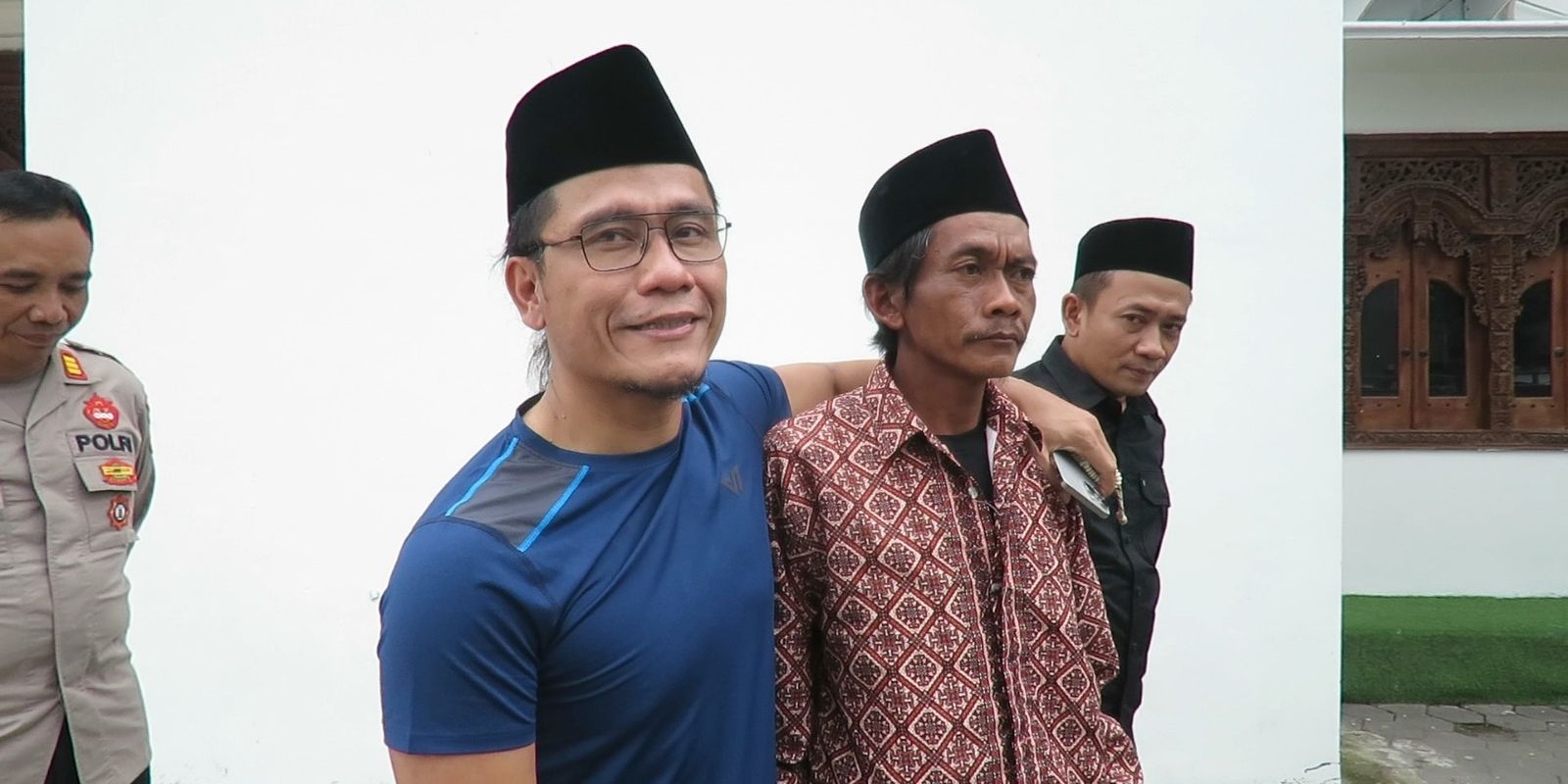 Momen Sunhaji Penjual Es Teh Datang ke Ponpes Gus Miftah, Diberi Seragam Banser