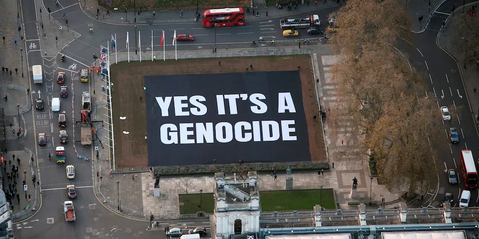 Spanduk Raksasa 'Yes It's Genocide' Terpampang di Depan Parlemen Inggris