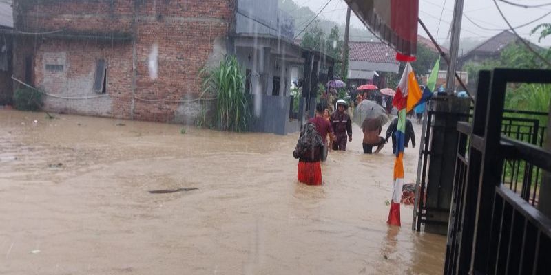 VIDEO: Banjir Bandang Terjang Sukabumi, Polisi Evakuasi Ibu dan Bayi dari Gang Sempit