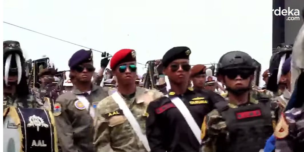 VIDEO: Unjuk Kekuatan Defile Pasukan & Alat Tempur TNI AL, Torpedo Hingga Tank Canggih