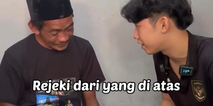 Pecah Tangis Sonhaji Penjual Es Teh Viral Dapat Bantuan Uang Tunai Rp100 Juta dari Willie Salim