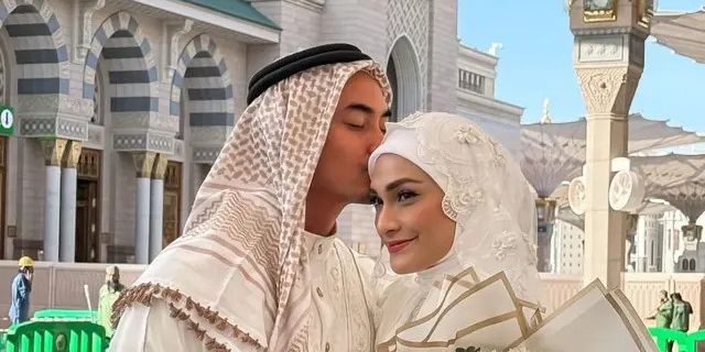 Potret Pernikahan Zumi Zola dan Putri Zulhas di Depan Masjid Nabawi, Dinikahkan Ustaz Adi Hidayat, Romantis Bikin Baper