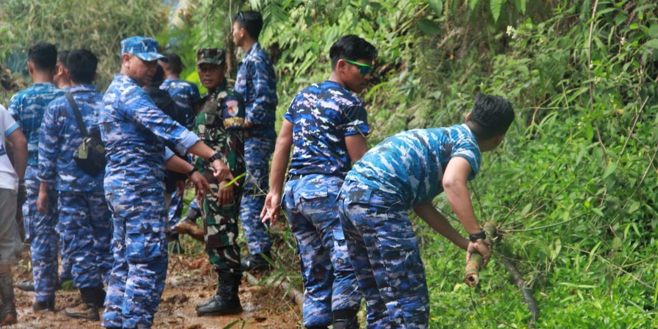 Bahu Membahu, Personel Lanud Husein Sastranegara Buka Akses Jalan Tertutup Longsor di Cianjur