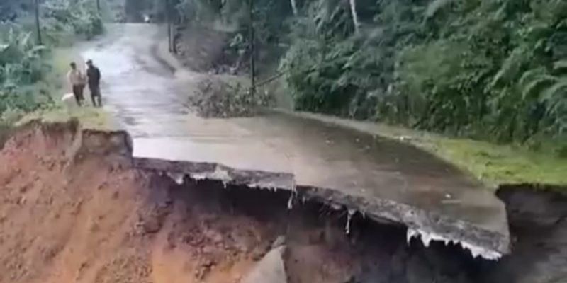 Jalan Menuju Wisata Negeri di Atas Awan di Lebak Terputus Akibat Longsor