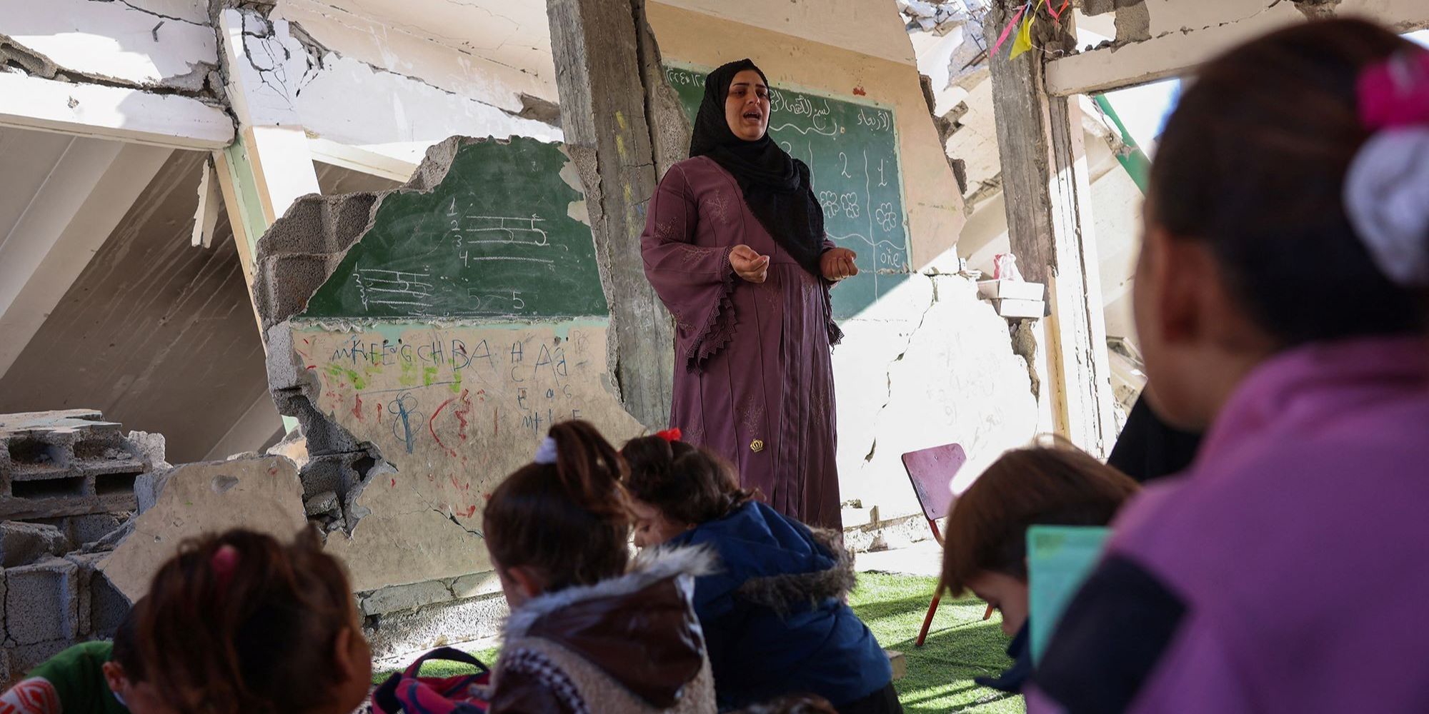 FOTO: Kisah Guru Palestina Mengajar Anak-Anak di Tengah Reruntuhan Jalur Gaza