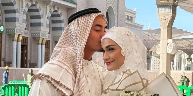 7 Momen Sakral dan Haru dari Pernikahan Zumi Zola dan Putri Zulhas di Masjid Nabawi, Maskawin Logam Mulia 13 Gram