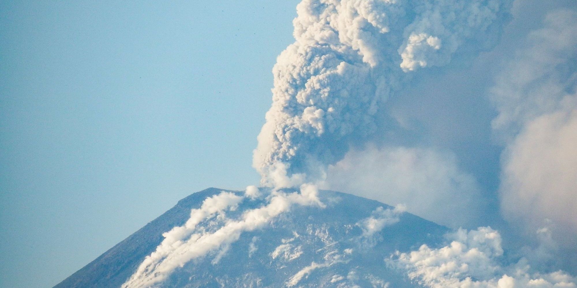 Warga Terkena Dampak Erupsi Gunung Lewotobi Laki-Laki Dapat Bantuan Tanggap Darurat