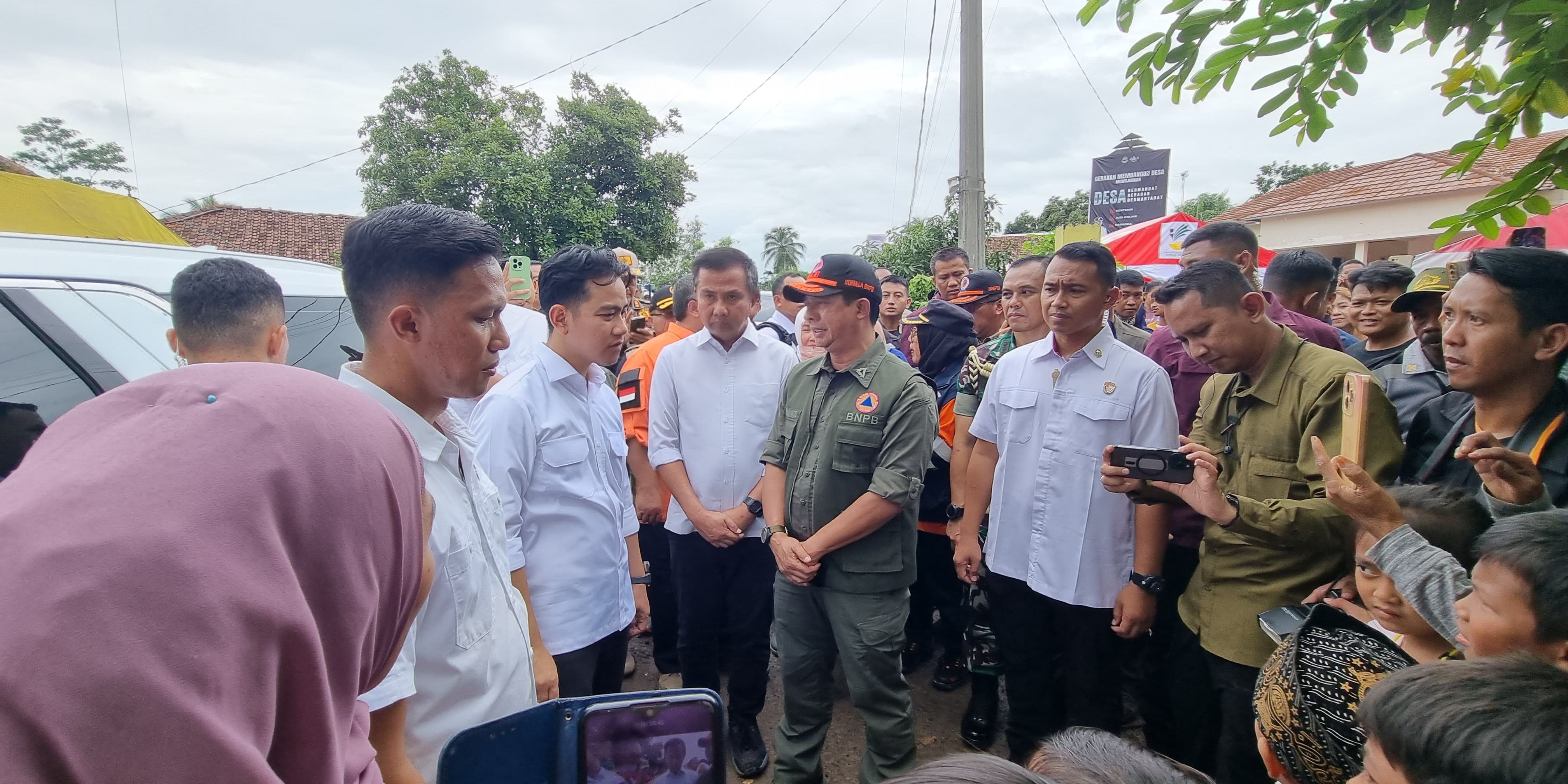 VIDEO: Wapres Gibran Dibonceng TNI Naik Motor Trail Bagi-Bagi Bantuan Korban Banjir Sukabumi