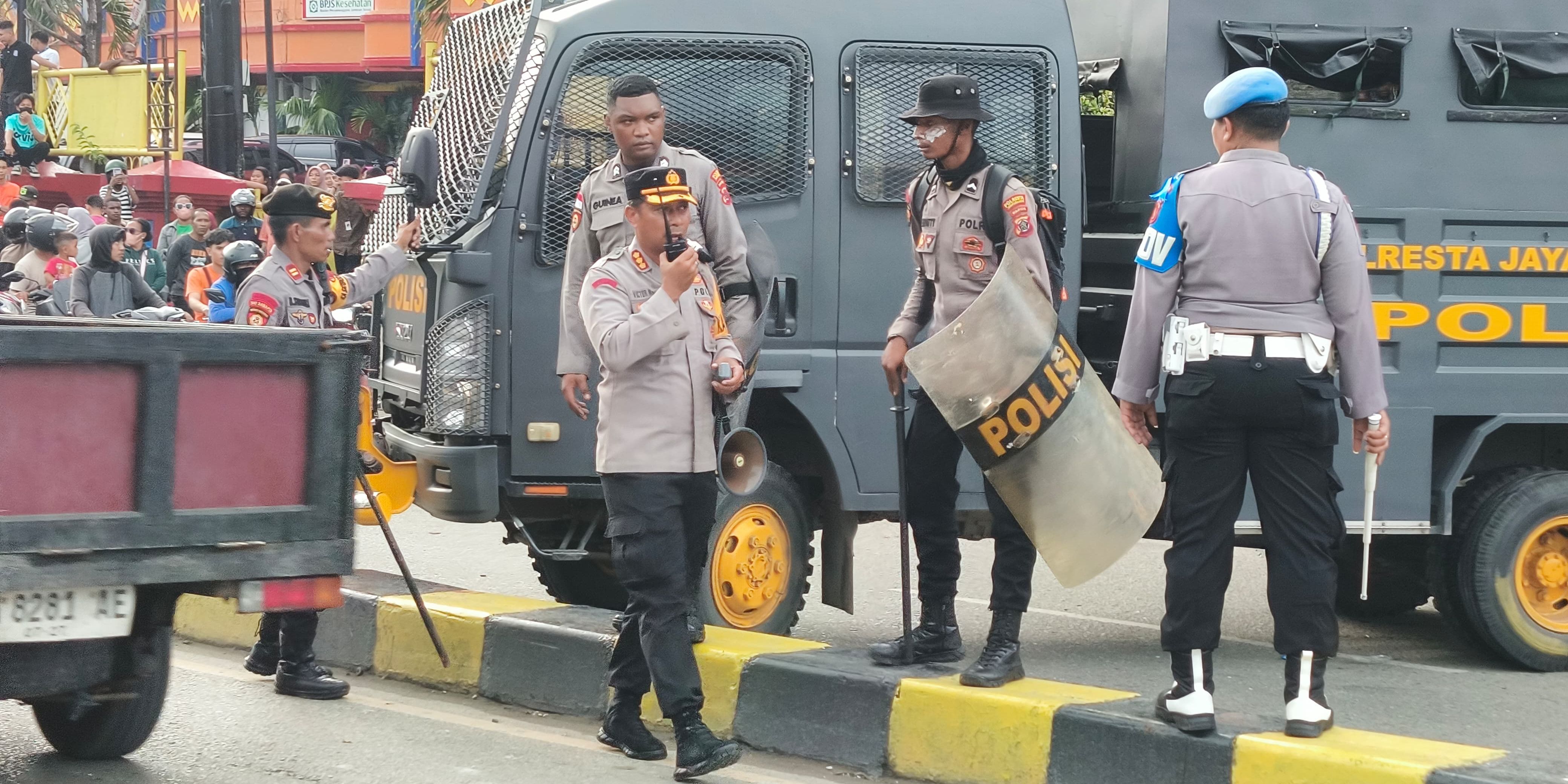 Aksi Kapolresta Jayapura Redam Emosi Massa saat Rekapitulasi Pleno KPU