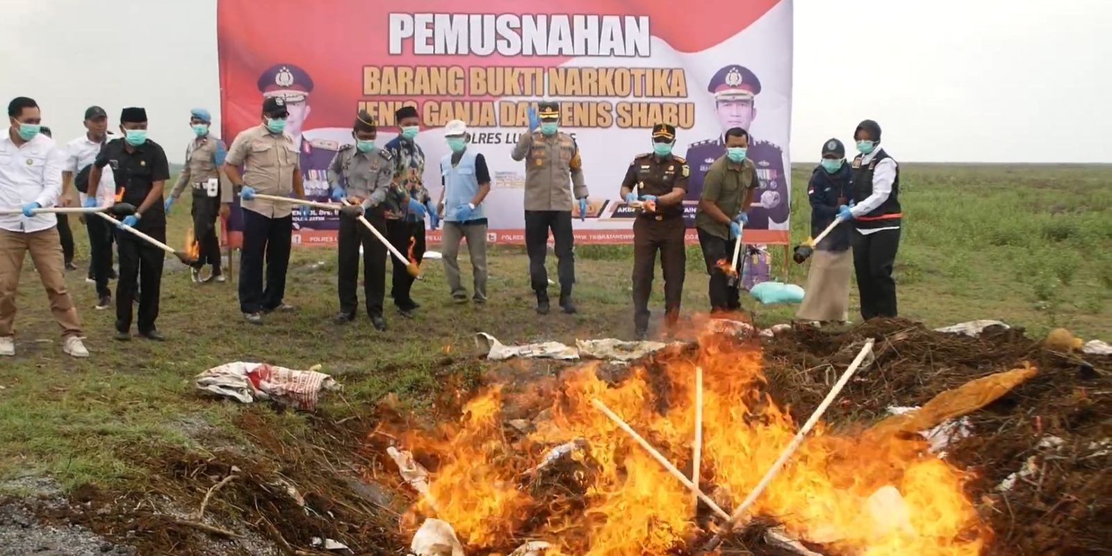 Polisi Musnahkan 47.000 Lebih Tanaman Ganja Tumbuh di Lereng Gunung Semeru