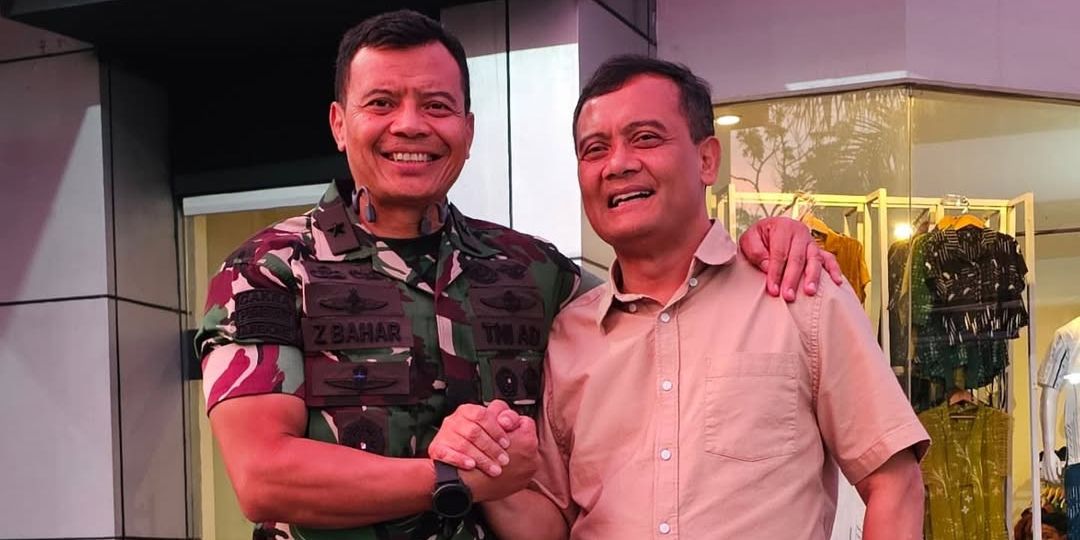 Lama Tak Jumpa, Potret Kangen-kangenan Brigjen TNI dengan Kakaknya Jenderal Polisi