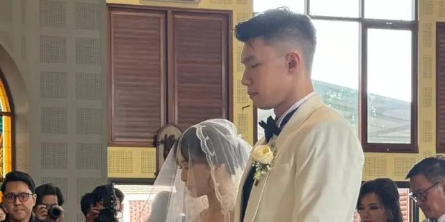 Potret Cantio Vior Pakai Gaun Pengantin saat Pemberkatan di Gereja, Tampil Anggun Bertudung