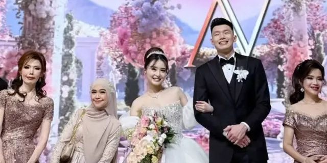 Dereta Tamu Artis di Resepsi Pernikahan Nita Vior dan Vincent Kosasih, Foto Bareng Kiky Saputri Jadi Sorotan