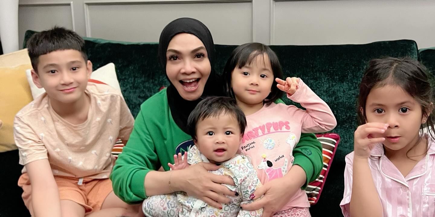 7 Potret Seru Rieta Amilia Bareng Cucu-Cucu, Aksi Jahil Rafathar ke Rayyanza Cipung Jadi Sorotan