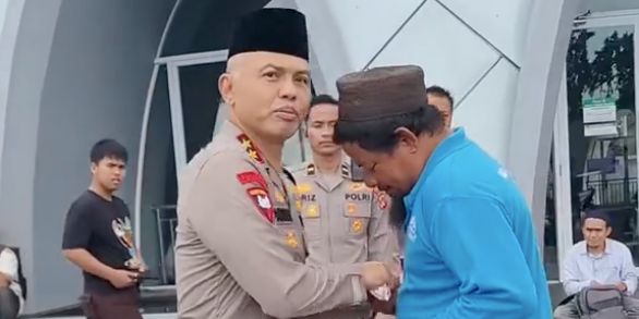 Jenderal Polisi Borong Peci di Masjid lalu Dikasih Tukang Parkir, Diam-Diam Beri Uang Buru-Buru Ditutupi Tak Mau Kelihatan