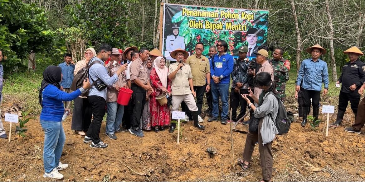 Ke Pedalaman Kaltim, Mendes PDT Yandri Susanto Temukan Potensi Kopi Luwak di Kukar