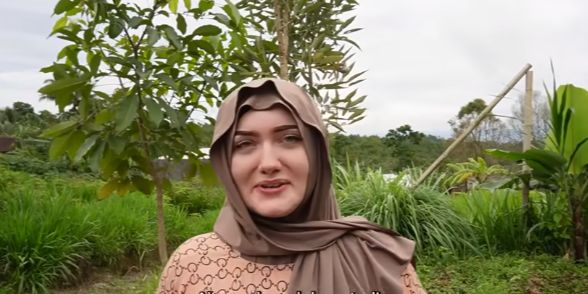 Baru Pertama Kali Selama Hidup, Bule Cantik Mualaf Asal Amerika Ini Saksikan Acara Tunangan di Kampung Sang Suami