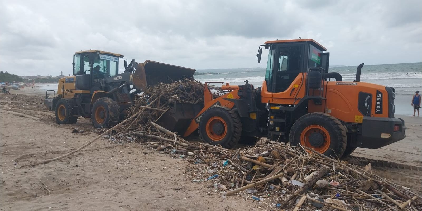 200 Ton Sampah Kotori Pantai di Bali