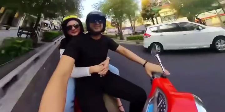 Momen Romantis Sonya Fatmala Peluk Hengky Kurniawan dari Belakang saat Diajak Keliling Jogja Naik Motor Vespa