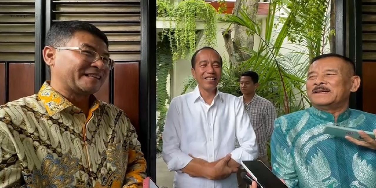 VIDEO: Tawa Jokowi Usai Dipecat PDIP & Jawab Rencana Ikut Parpol 