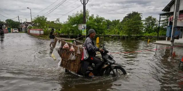 FOTO: Kondisi Banjir Parah Rendam Ratusan Rumah di Mojokerto, 2 Sekolah Terpaksa Diliburkan