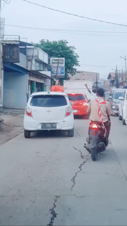 Viral Momen Haru Pemuda Atur Jalan Ambulans Lewati Kemacetan, Banjir Pujian