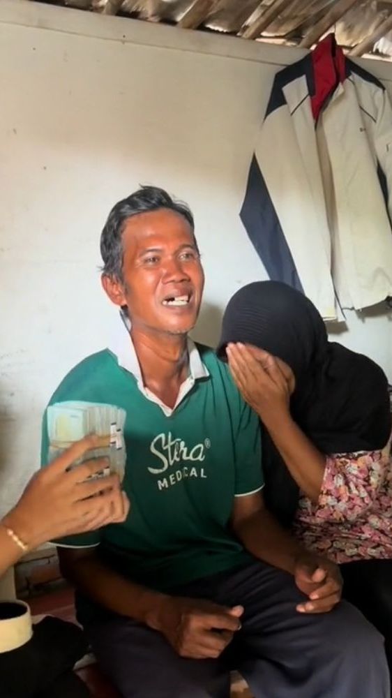 Momen Haru Pak Slamet Juru Parkir Viral Dapat Bantuan dari Warganet, Menangis Tak Percaya