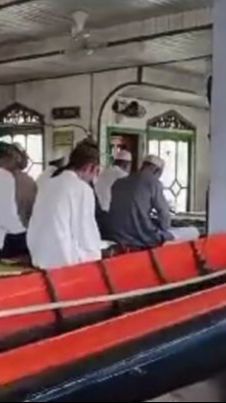 Viral Momen Salat Jumat di Masjid Terapung, Jemaah Datang Bawa Perahu Sendiri-Sendiri