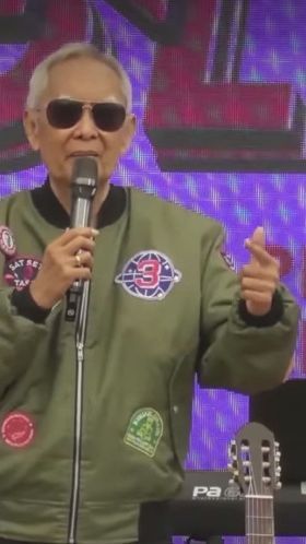 Anak Presiden Pakai Kaca Mata Hitam & Jaket Bomber, Merasa Muda-Tampan Ditepuki Eks Panglima TNI