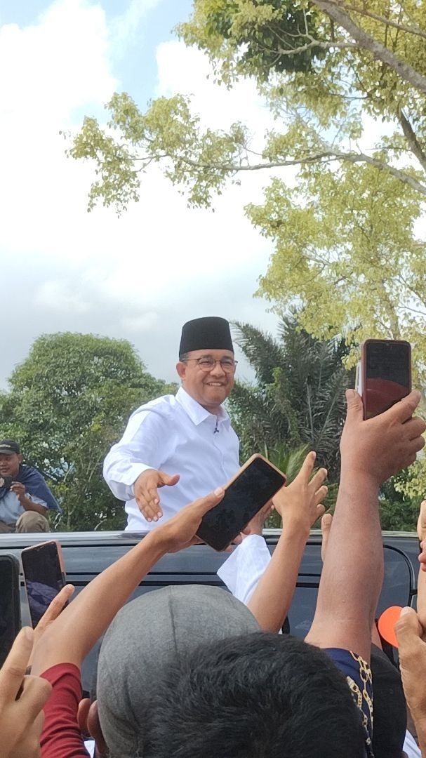 Kampanye Akbar di Tapanuli Selatan, Anies Sapa Pendukung dari Sunroof Mobil dan Diberi Penutup Kepala Ampu