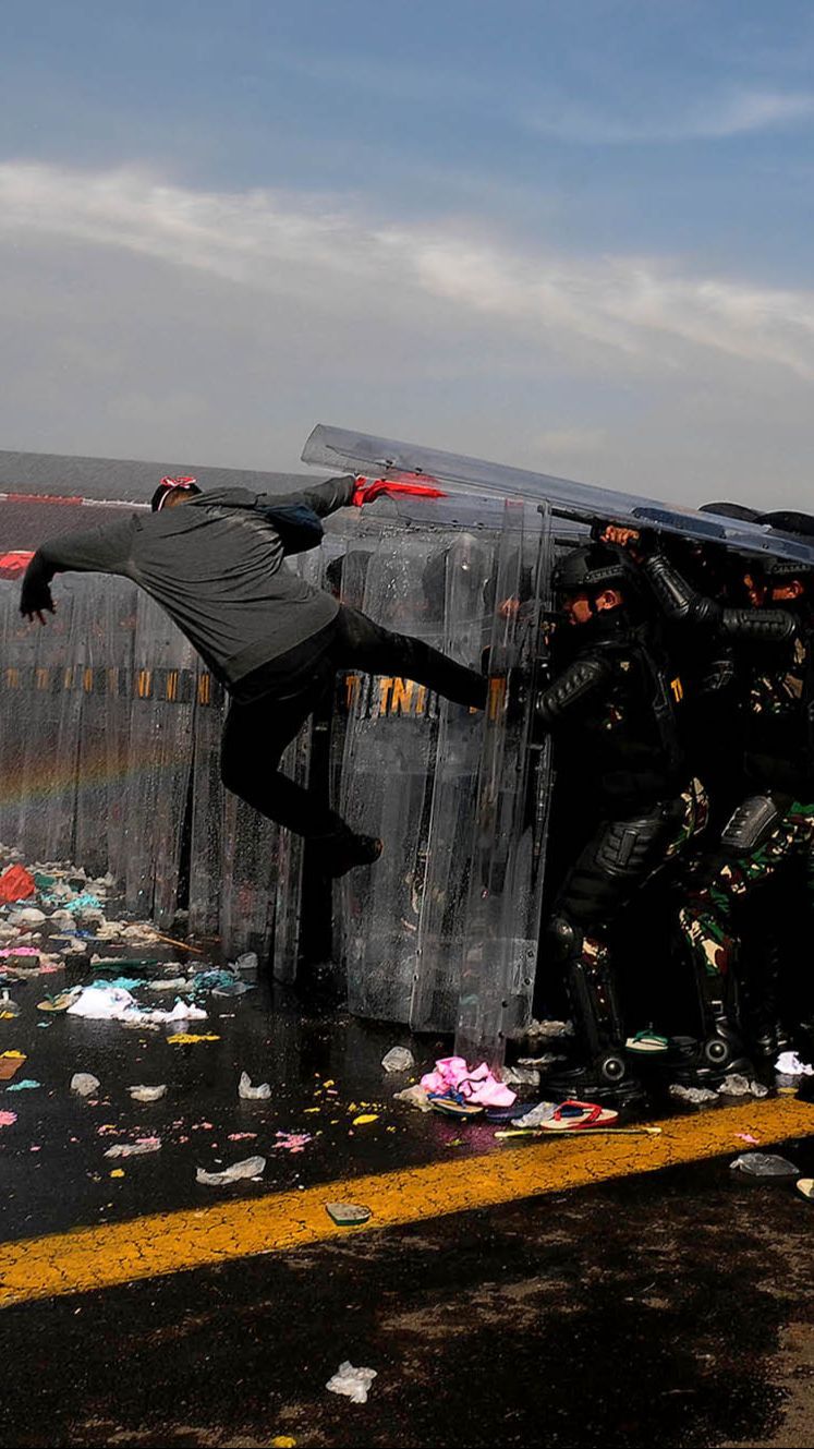 FOTO: Aksi Prajurit TNI Simulasi Hadapi Kericuhan Pemilu 2024, Pakai Water Canon hingga Anjing Pengamanan