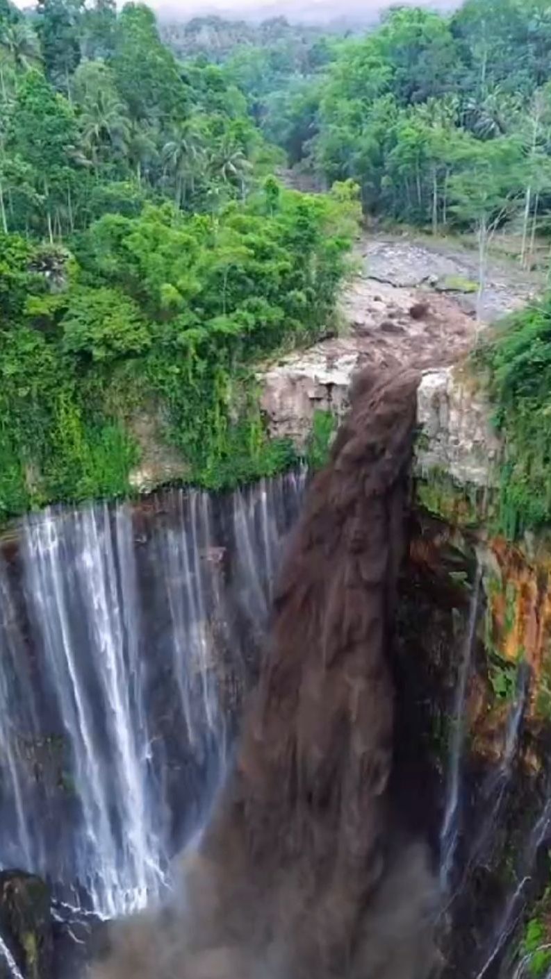 Potret Detik-Detik Banjir Lahar Gunung Semeru Terjang Tumpak Sewu, Bikin 9 Wisatawan Terjebak