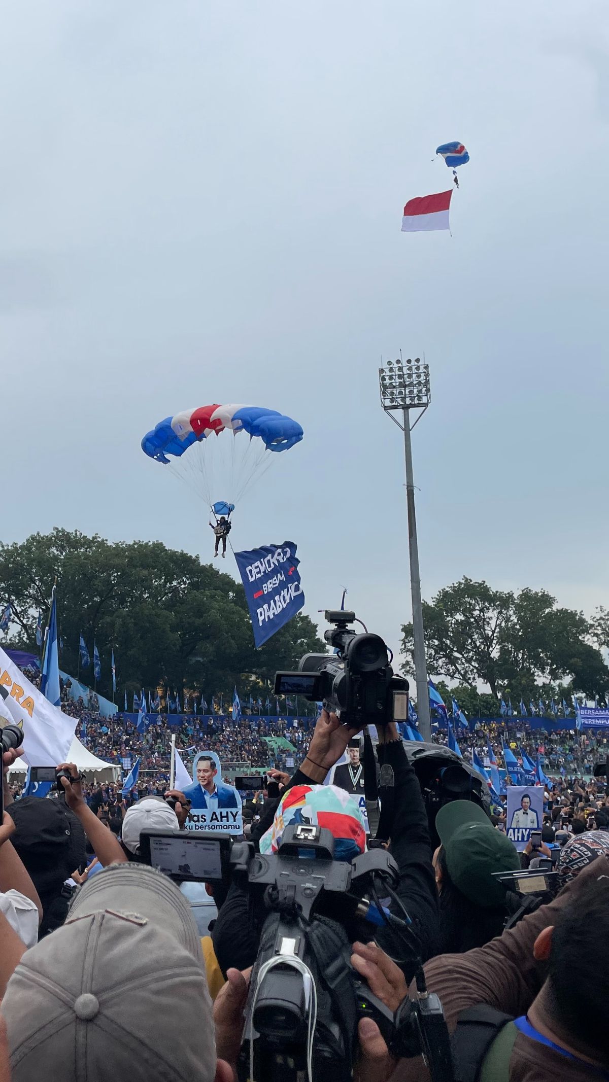 Aksi Penerjun Profesional Meriahkan Kampanye Akbar Prabowo di Malang