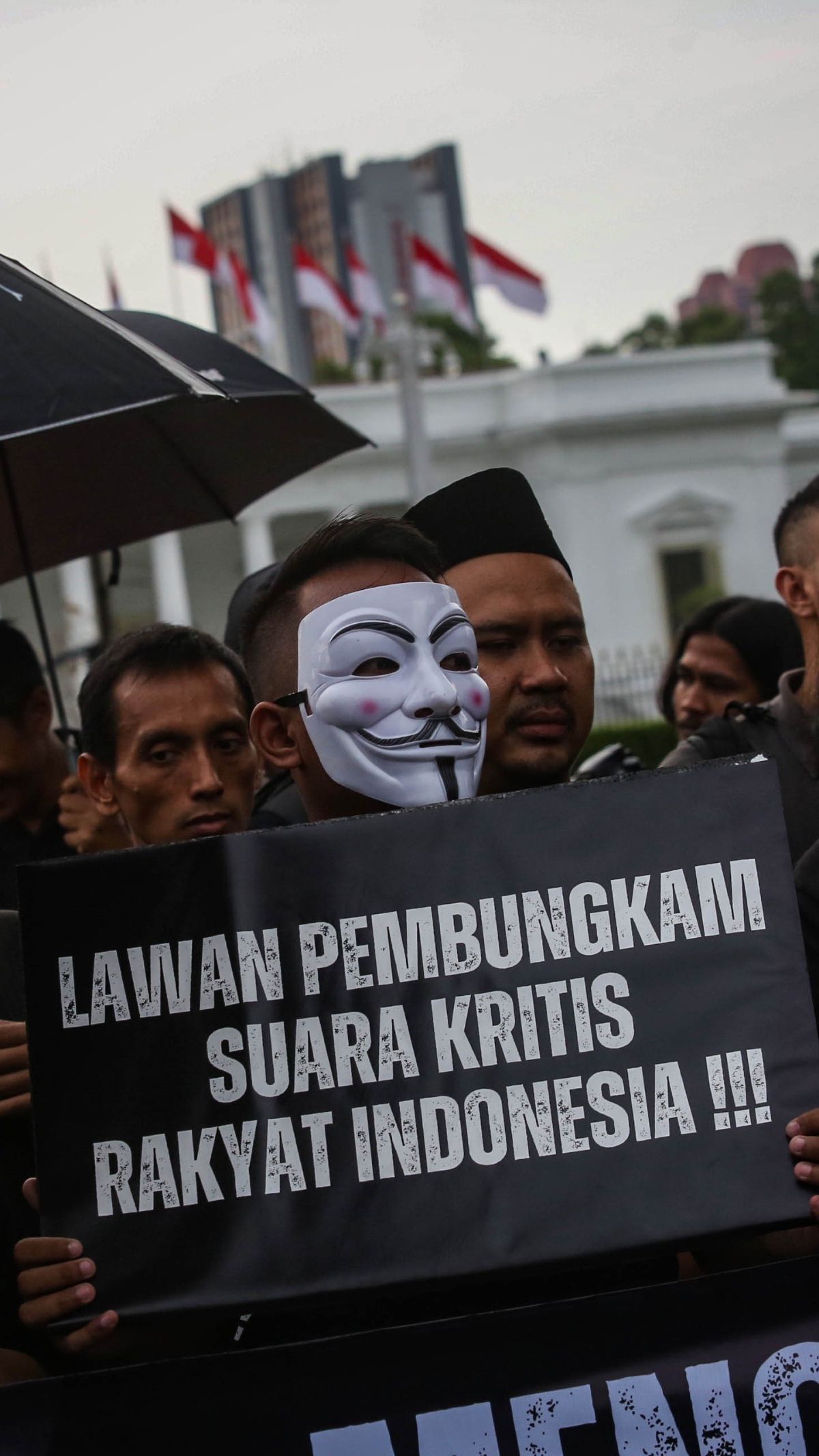 FOTO: Aksi Kamisan ke-804, Masyarakat Sipil Beri Petisi untuk Penguasa di Istana