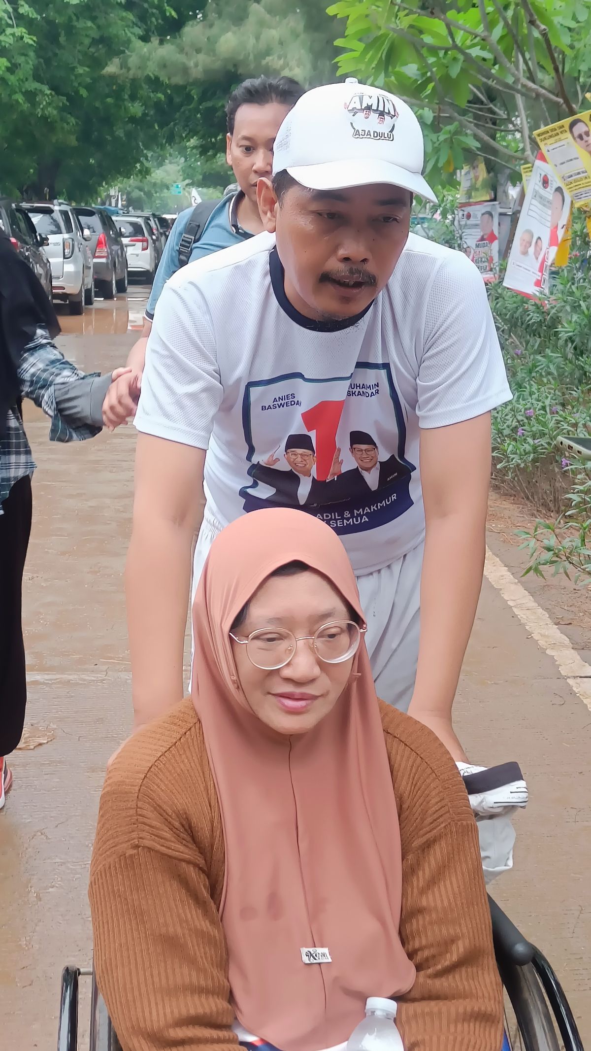 Romantisnya Suami Dorong Istri Penyandang Disabilitas Pakai Kursi Roda, Jalan 2,5 Meter Demi Hadiri Kampanye Akbar AMIN di JIS